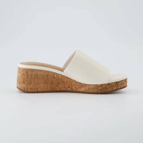 Vista 4 de CUSHIONAIRE Sandalia de cuña de corcho Nano para mujer+espuma viscoelástica, anchos disponibles
