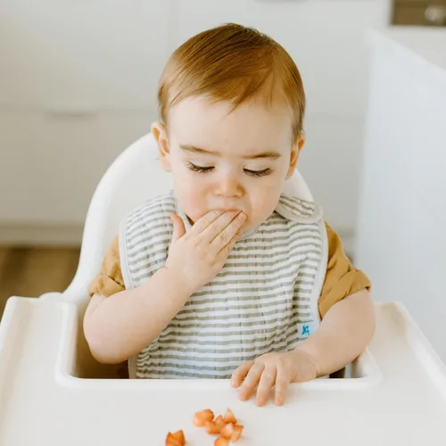Vista 5 de Little Unicorn Paquete de 3 baberos clásicos de alta calidad, ajustables a medida que crece el bebé, tela suave en la piel, ideal para los que comen
