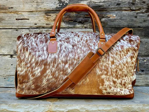 Vista 9 de Ranch Junkie Highlands Large Genuine Cowhide Weekender Cowhide Duffel