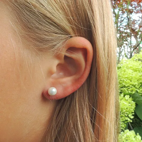 Vista 2 de Pendientes redondos con clip invisible de perlas de concha de imitación para orejas sin perforaciones (0.236 in, blanco)