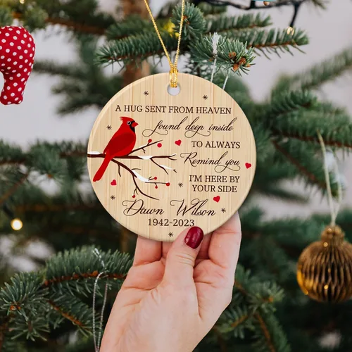 Vista 2 de Adorno de Navidad cardenal rojo conmemorativo personalizado, adorno de cerámica cardenal enviado del cielo, adorno de recuerdo para la pérdida de un