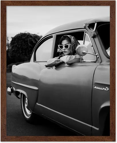 Vista 17 de Póster de arte de moda de Poster Master - Mujer en impresión de auto clásico - Arte en blanco y negro - Arte fotográfico - Arte de autos - Arte