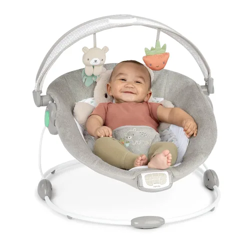 Vista 2 de Ingenuity InLighten - Asiento de columpio para bebé con barra de juguete iluminada y almohada de tiempo de barriga de oso - Nate, desde recién
