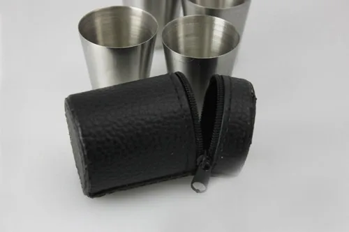 Vista 5 de Yueton® Juego de 4 vasos de chupito de acero inoxidable con estuche de transporte de cuero negro (1.0 fl oz)