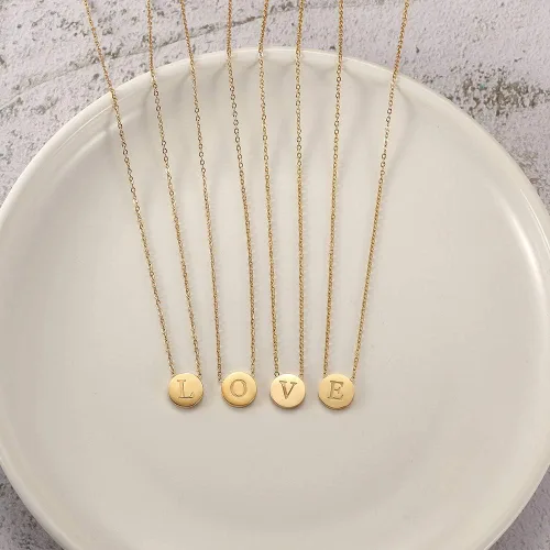 Vista 2 de CIUNOFOR Collar chapado en oro con inicial de disco redondo, collar de letra grabada con cadena ajustable para mujeres y niñas