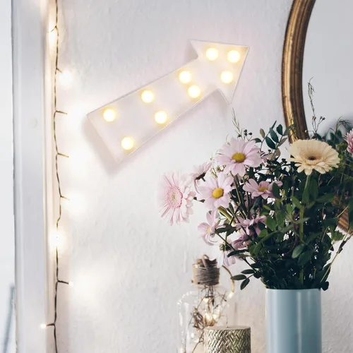 Vista 5 de Letrero de flecha 3D con luz LED de plástico en forma de flecha, letrero iluminado para decoración de pared para sala de cumpleaños, boda