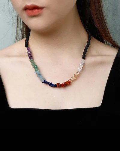 Vista 4 de Jewever Collar largo de 7 chakras para mujer, cristales curativos de Reiki y piedras preciosas, difusor de aceites esenciales, piedra de lava negra