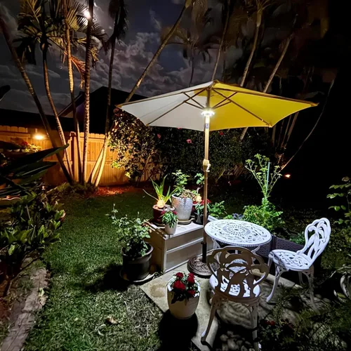 Vista 3 de Parasol de sombrilla para patio, luces 3 en modo brillo e inalámbrico, 28 luces LED en 220 Lux. 4 x AA baterías de función, sombrilla con pértiga