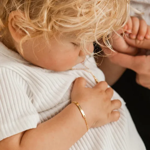 Vista 4 de Baby Name Bar ID Bracelet Gold Plated Personalized Baby Gifts 16k Gold Dainty Hand Stamp Customized Newborn to Children First Birthday Great Gift