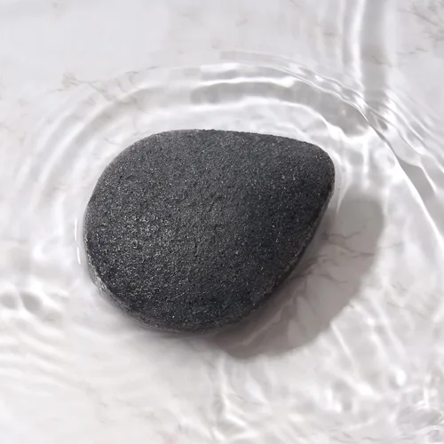Vista 9 de Julep Esponja Konjac individual - Cara - Carbón aclarador de la piel, herramienta de limpieza exfoliante suave con práctico gancho de ventosa