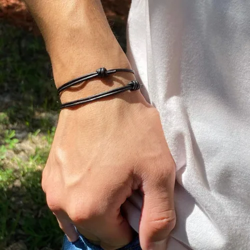 Vista 4 de Pulsera de cuero genuino de 2 mm para hombres - Pulsera ajustable hecha a mano, pulsera de cuero minimalista, accesorios simples, cuero premium