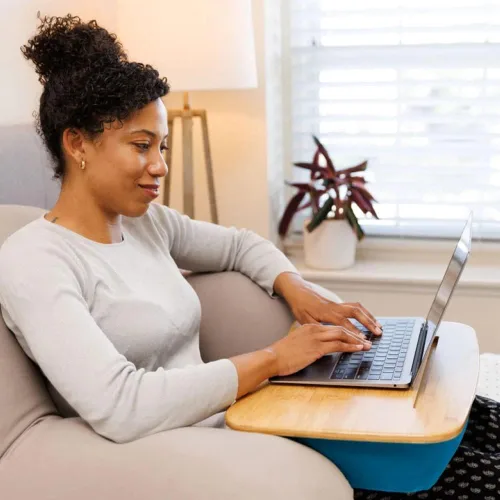 Vista 2 de Yogibo Traybo 2.0 - Escritorio de regazo superior de bambú con almohada para laptop, ranura integrada para tableta o teléfono, almohadilla de regazo