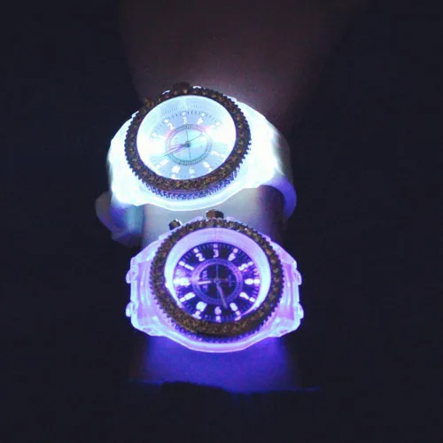 Vista 5 de CdyBox Reloj de silicona brillante para mujeres y hombres, luces LED luminosas coloridas relojes deportivos para niñas y niños (paquete de 6)