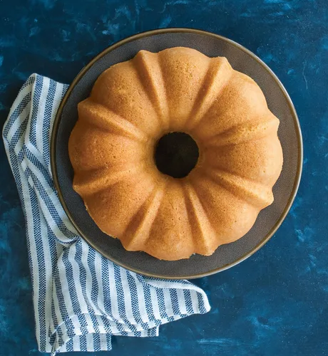 Vista 2 de Nordic Ware Treat Bundt Pan, 12 tazas