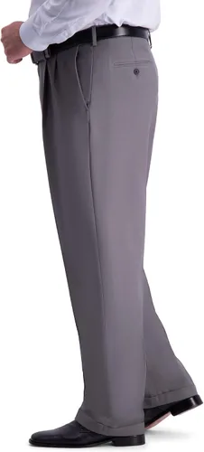 Vista 2 de Haggar Pantalón de vestir para hombre de primera calidad y ajuste clásico plisado en la parte delantera (tallas regulares y grandes y altas)