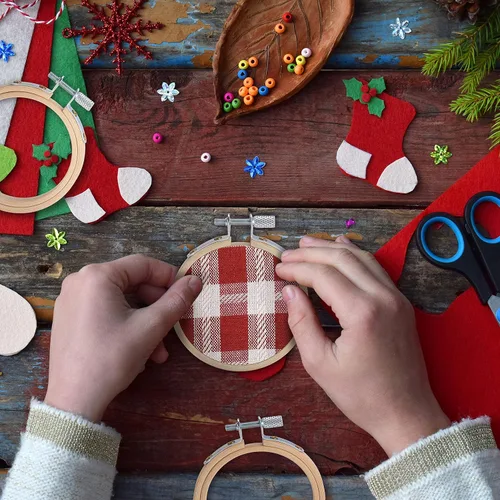Vista 5 de Caydo 10 mini aros de bordado de 2.5 pulgadas, aro de punto de cruz para bordado, costura práctica y decoración de Navidad