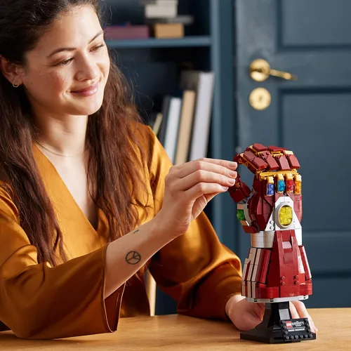 Vista 6 de LEGO Marvel Nano Gauntlet, modelo de Iron Man con piedras del infinito, 76223 Avengers: Endgame, recuerdos coleccionables, idea de regalo
