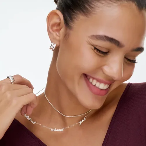 Vista 2 de OAK & LUNA - Collar personalizado Krysta con múltiples nombres con opción de diamantes