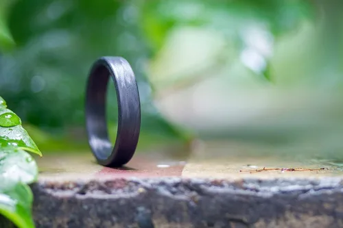 Vista 5 de Women's carbon fiber ring. Modern black flat wedding band. Water resistant, very durable and hypoallergenic. (00101_4N)
