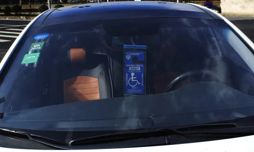 Vista 6 de Protector pequeño de placa de permiso para estacionamiento de discapacitados, ultra transparente, funda protectora con gancho grande de Tbuymax