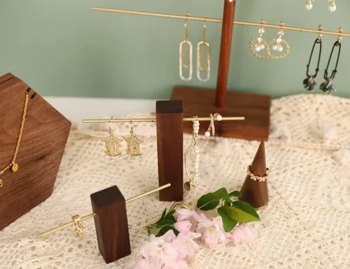 Vista 3 de GemeShou Exhibidor de aretes de madera para vender joyas, aretes de aro en T, soporte de aretes de tuerca Soporte de nogal con barra de latón