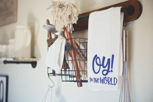 Vista 2 de Toalla de cocina divertida para las festividades judías, azul "Oy to the World" toalla judía para Hanukkah, regalo de anfitriona y para inauguración