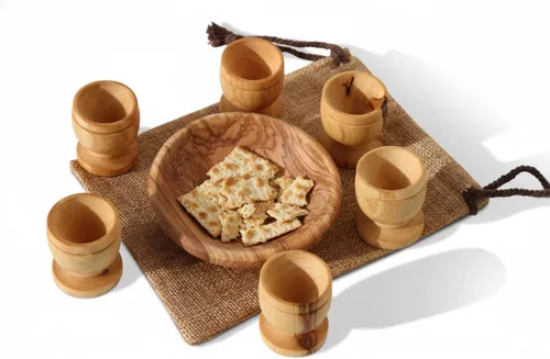 Vista 13 de 10 tazas mini para comunión en un paquete de regalo (aprox. 3.8 cm). Taza Kiddush tallada a mano de madera de olivo - para eventos de la iglesia