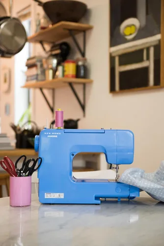 Vista 10 de Janome Blue Couture - Máquina de coser fácil de usar con estructura metálica interior, diagrama de bobina, videos tutoriales, ¡hecha pensando