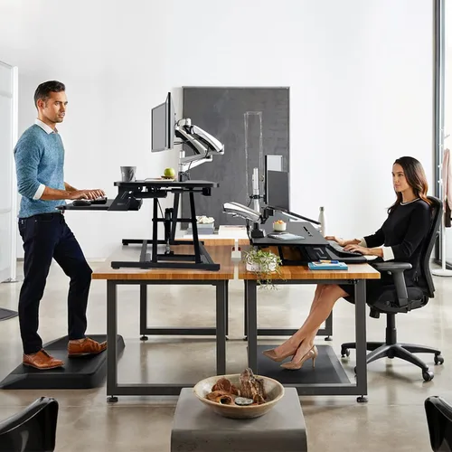 Vista 7 de Convertidor de escritorio de pie de 32 pulgadas de altura ajustable con bandeja extraíble para teclado, elevador de escritorio grande, resorte