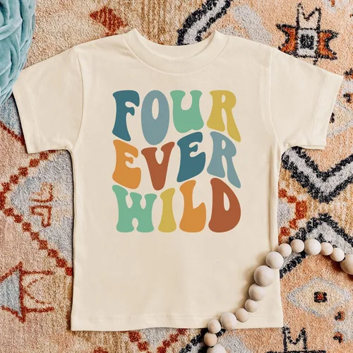 Vista 4 de Olive Loves Apple Camiseta de cuarto cumpleaños para niños pequeños Forever Wild para 4 cumpleaños