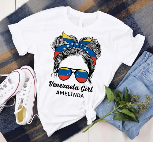 Vista 2 de Camiseta personalizada con lentes de sol de cabello desordenado para niña mexicana con bandera de México, camisa patriótica para mujeres y niñas