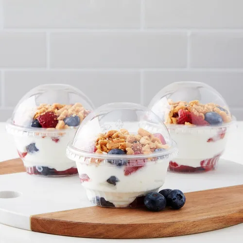 Vista 3 de Juvale Vasos de plástico con tapas, 5 onzas, transparentes, paquete de 50 unidades, tazas de postre y recipientes de helado con tapas de cúpula