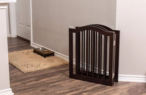 Vista 6 de INTERNET'S BEST Puerta para perros con parte superior arqueada, 3 paneles, barrera de madera para mascotas de 24 pulgadas de alto para perros