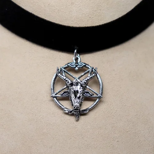 Vista 3 de Baphomet - Gargantilla de terciopelo negro con cabeza de cabra y pentáculo invertido, ajustable, Metal