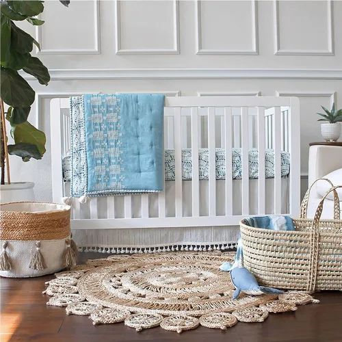 Vista 3 de Crane Baby Falda de cama envolvente para cuna, falda de cuna de algodón para niños y niñas, color blanco, 28 pulgadas de ancho x 52 pulgadas de alto
