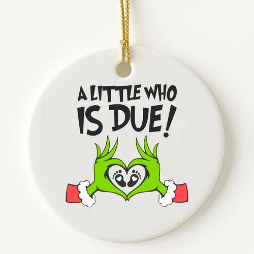Vista 2 de Adorno de Navidad personalizado con anuncio de embarazo 2025, recuerdo navideño de A Little Who is Due - Adorno divertido de cerámica para bebés