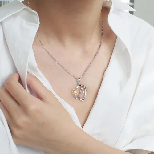 Vista 4 de M MOOHAM Sunflower Gifts for Women Girls - Heart CZ Sunflower Necklace for Women Girls Initial Sunflower Pendant Necklace Sunflower Gifts Sunflower