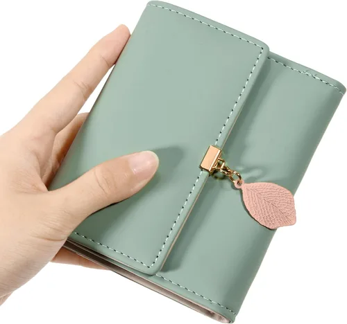 Vista 47 de UTO - Cartera pequeña RFID de piel sintética con dije de hoja, cierre de cremallera y tarjetero.