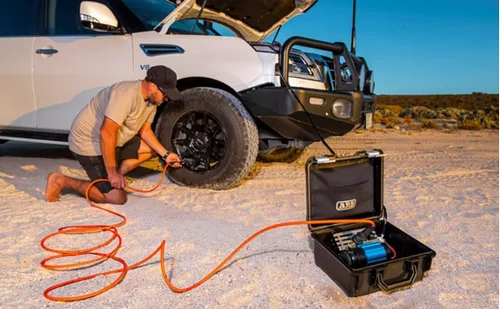 Vista 2 de ARB COMPRESOR DE AIRE PORTÁTIL CKMP12V2 DE ALTA SALIDA Y RENDIMIENTO EN UNA CAJA RESISTENTE CON FUNCIONES MEJORADAS