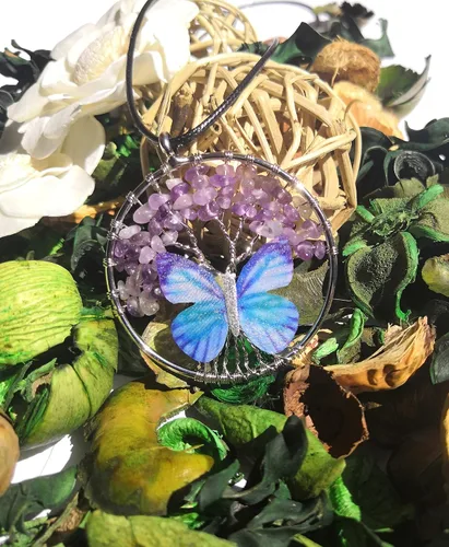 Vista 2 de Árbol de la vida de cristal con mariposa. Cristal curativo. Colgante de chakras de piedras preciosas. Collar Reiki. Joyería tallada para mujer