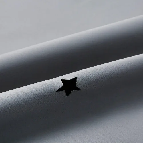 Vista 3 de Anjee Cortina opaca con diseño de estrellas.