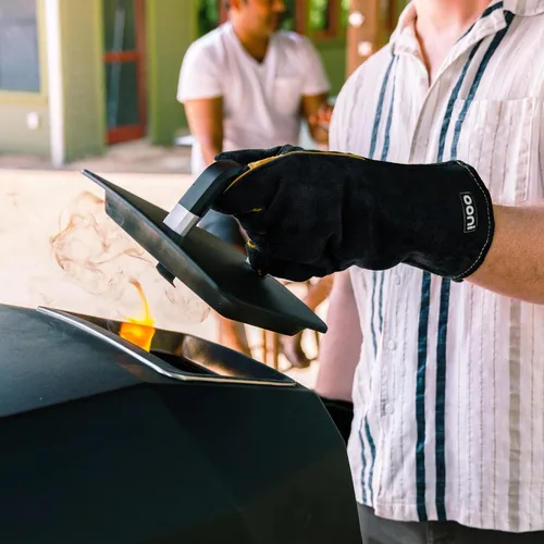 Vista 4 de Guantes para parrilla Ooni - Resistente al calor y al fuego, guantes protectores a prueba de calor perfectos para cocinar al aire libre, parrilla