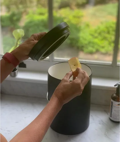 Vista 5 de Fox Run Cubo de compost de cocina de cerámica negra para encimeras
