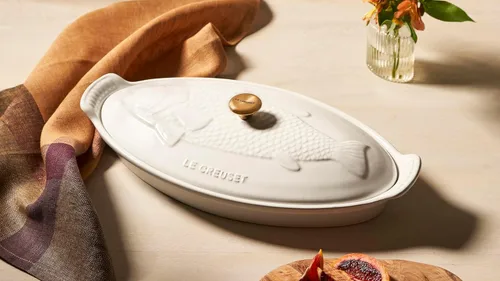 Vista 6 de Le Creuset - Cacerola de cerámica Heritage para pescado, 1.7 cuartos de galón, Marsella