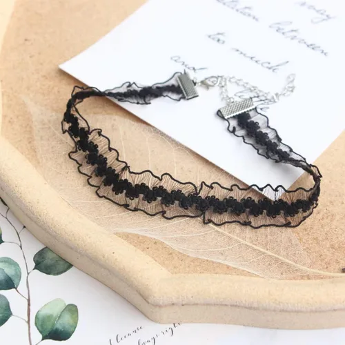 Vista 4 de Kiethleasa Gargantilla de terciopelo negro para mujeres y niñas, conjunto de collar gótico, collar ajustable de encaje, collar de moda con dije
