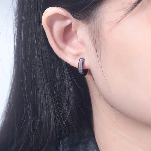 Vista 5 de CiNily Aretes Huggie de ópalo con bisagras, chapados en oro, hipoalergénicos, pequeños aretes de aro para mujeres, adolescentes, niñas, hombres