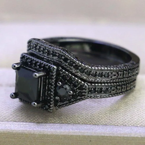 Vista 4 de Juego de anillos de boda de acero inoxidable chapado en oro negro con circonita cúbica