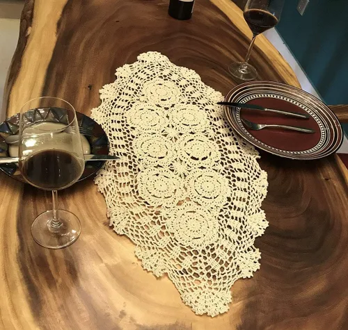 Vista 2 de Pasillos de mesa de algodón de ganchillo hechos a mano, color beige, bufandas ovaladas, 16 x 27 pulgadas.