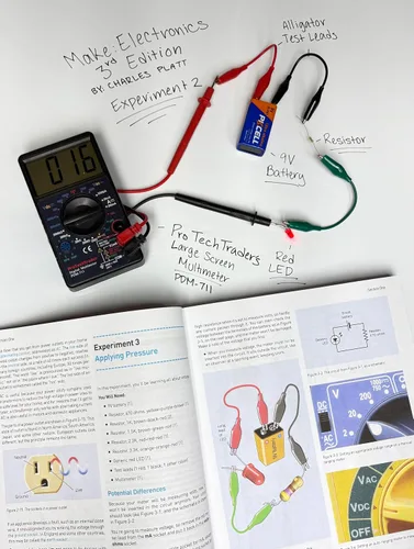 Vista 2 de Crea: Mini Kit de Electrónica 1 Paquete de Componentes Electrónicos Educativos Que Siguen Experimentos en el Libro de la 3ª Edición de Charles Platt