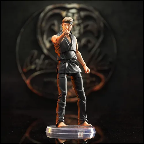 Vista 3 de Diamond Select Toys Cobra Kai: Figura de acción de Johnny Lawrence, multicolor